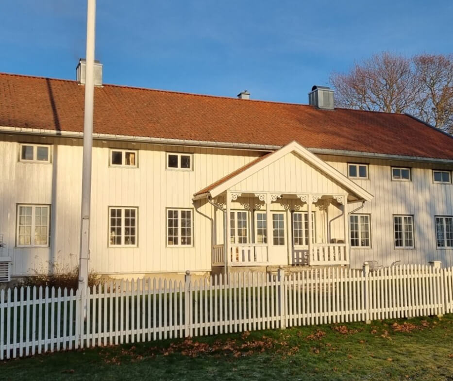 KULTURARV: Fredede Hole prestebolig fra 1800-tallet. En av boligene Allstad forvalter. Foto: Allstad