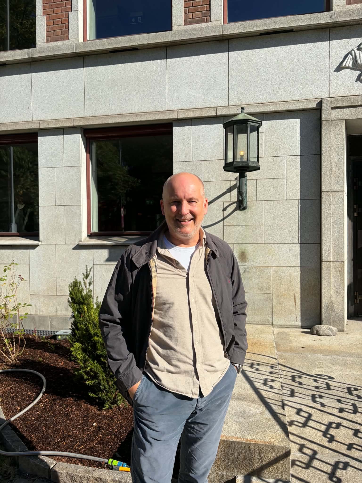 Morten Krogh-Moe foran en steinfasade i Oslo