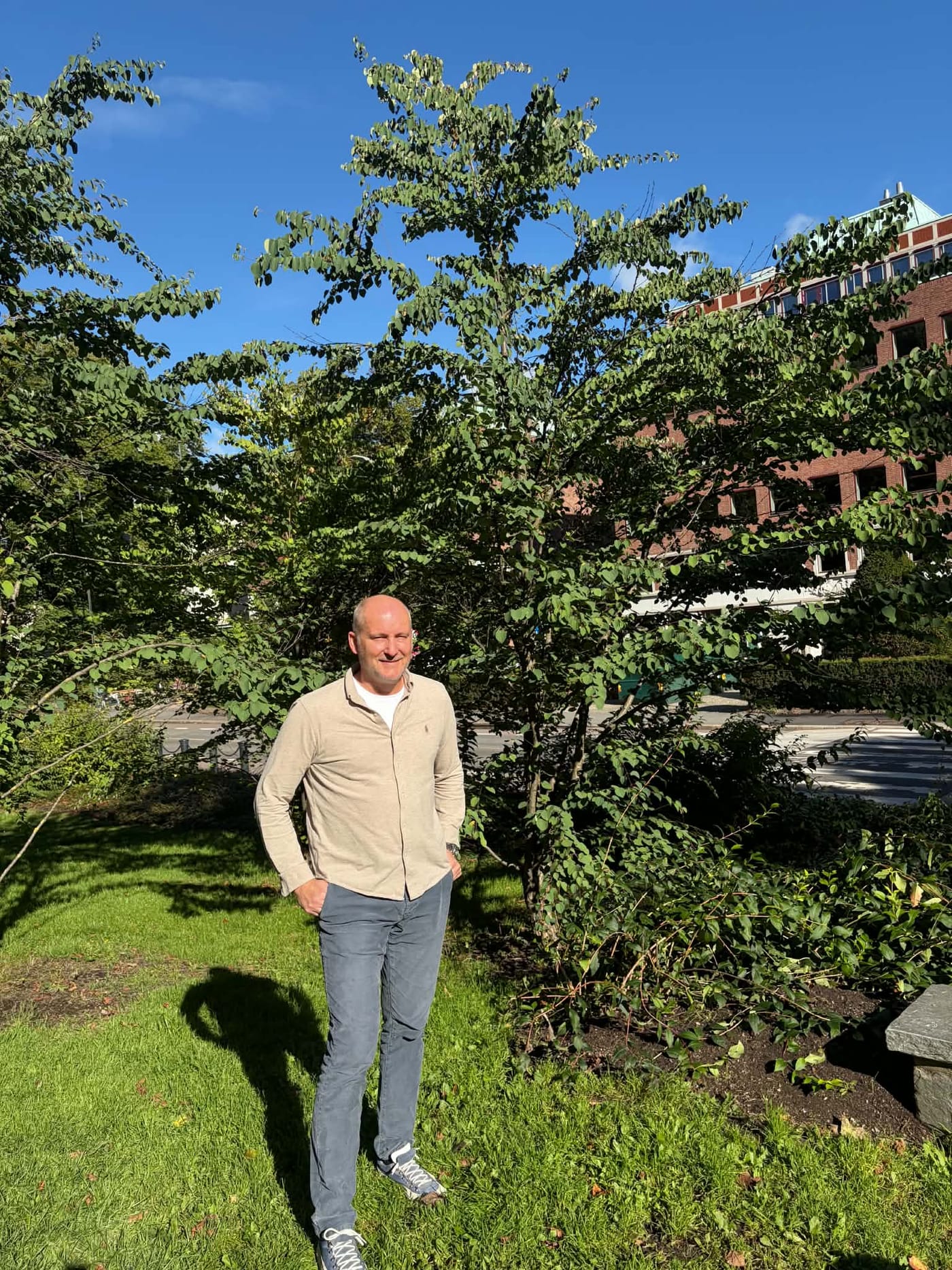 Morten Krogh-Moe foran trær i Oslo